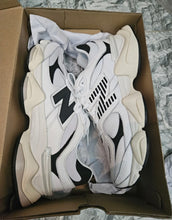 Load image into Gallery viewer, NEW BALANCE 9060 / WHITE/BLACK
