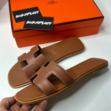 Load image into Gallery viewer, HERMES SANDAL / BEIGE
