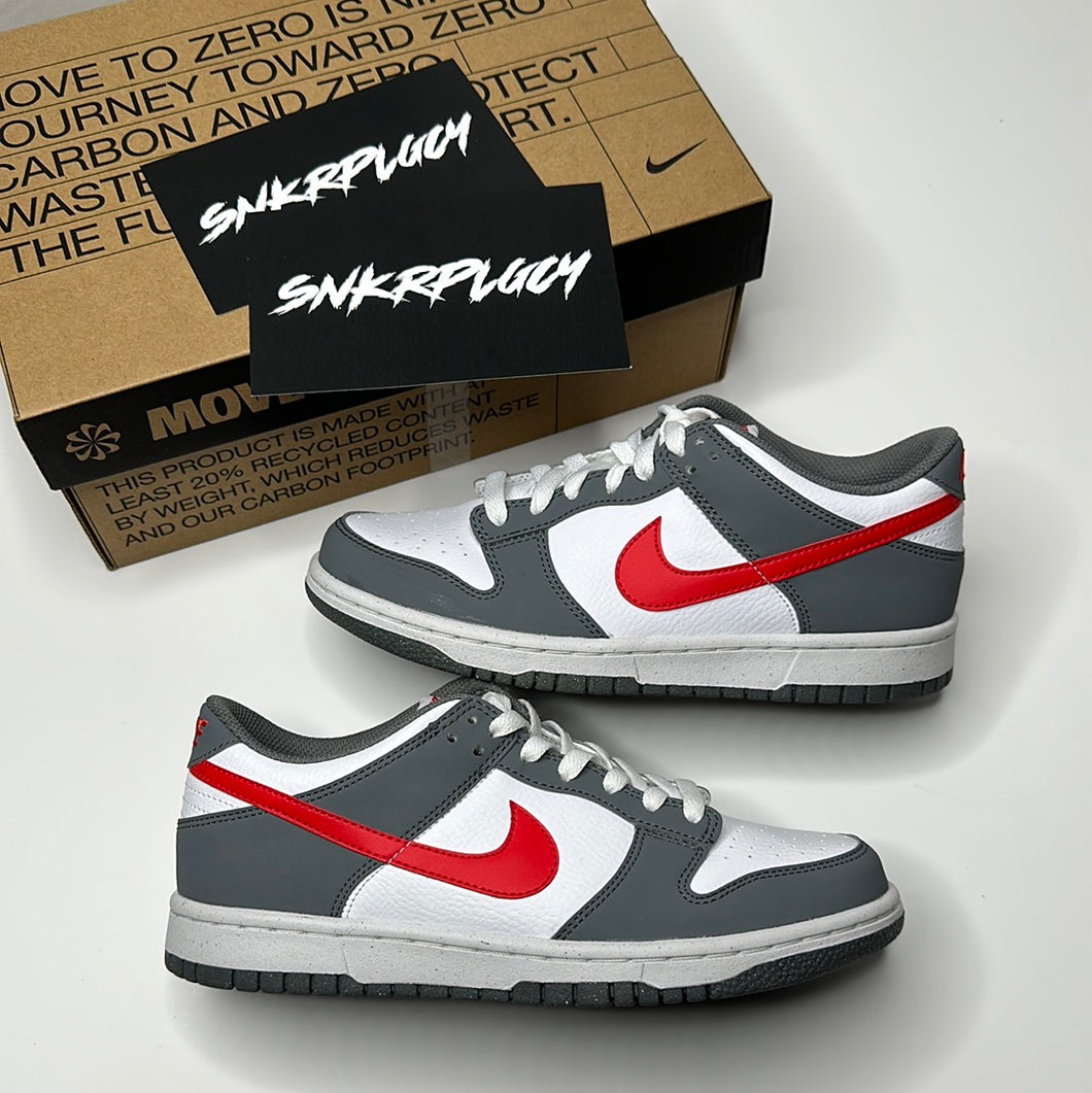 NIKE DUNK LOW “NEXT NATURE” / SMOKE GREY/CRIMSON WHITE