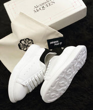 Load image into Gallery viewer, ALEXANDER MCQUEEN OVERSIZED SNEAKER WHITE/BLACK (SUEDE CALF)
