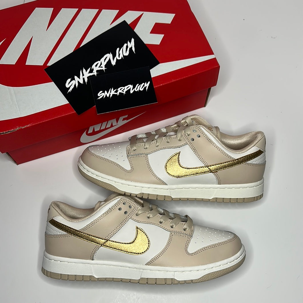 NIKE DUNK LOW WMNS “PHANTOM / METALLIC GOLD”