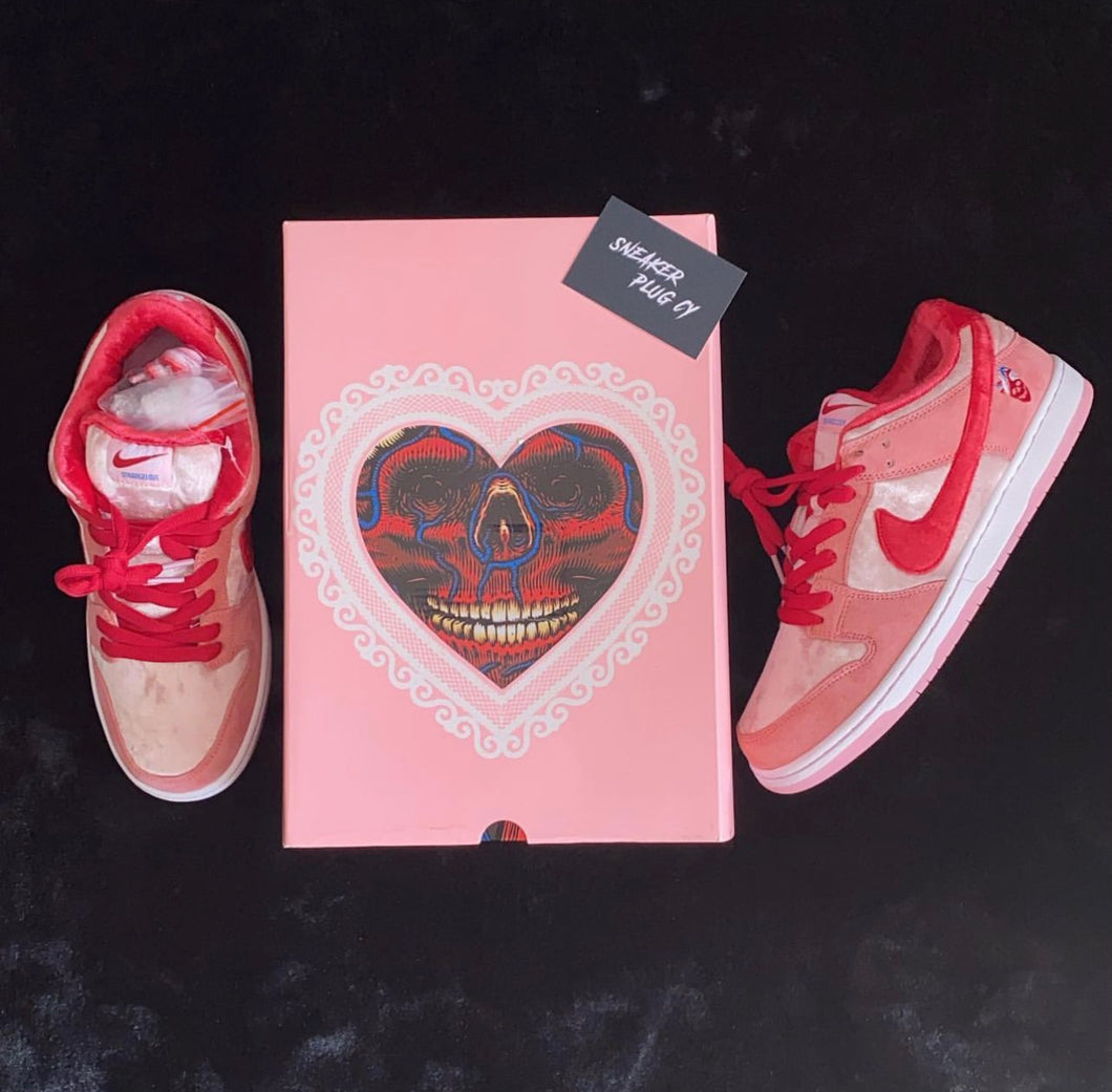 NIKE DUNK LOW “STRANGE LOVE”